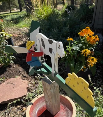 Arte popular primitivo americano vintage remolino de madera - granjero ordeñando vaca Foto 1 de 4