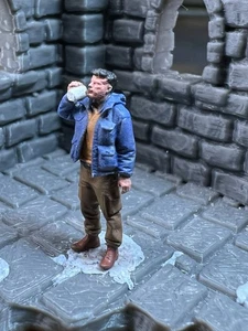 MODEL Railway Miniature Man Drinking TRAIN SPOTTER Hand Painted 1:76/oo Scale - Picture 1 of 12