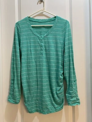 Blusa Liz Lange maternidade listrada verde Henley aba rolo manga comprida tamanho médio - Imagem 1 de 4