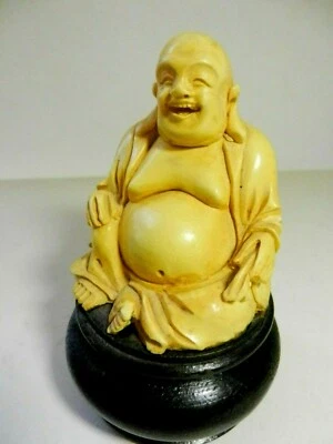 Estatuilla china detallada tallada de resina sentada feliz BUDDHA sobre soporte de madera-China Foto 1 de 4