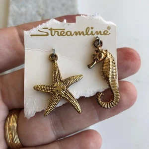 Pair of Vintage Gold Tone Charms - Seahorse & Starfish - Nautical Themed - Picture 1 of 10