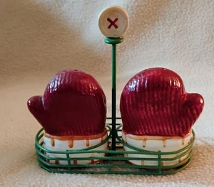 Saleros y pimenteros Red Mittens en un soporte - Imagen 1 de 7