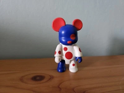 Boneco de arte Blue White Red Spot Bear Series Sasha Huber tímido 2004 Toy2R Kidrobot  - Imagem 1 de 4