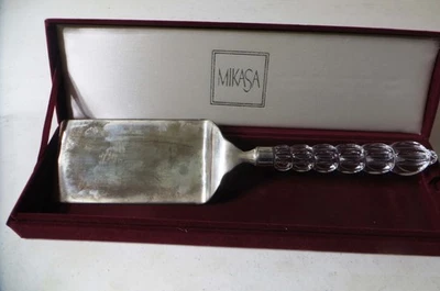 Cuchillo servidor de pasteles Mikasa vintage mango de vidrio plateado con caja de terciopelo  Foto 1 de 4