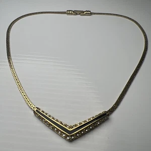 "Collar llamativo cadena tono dorado colgante esmalte negro V cristales de Swarovski 17""" - Imagen 1 de 14