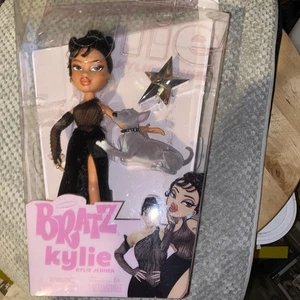 Bratz x Kylie Jenner Day Modepuppe mit Abendkleid Haustier Hund & Poster IN HAND - Bild 1 von 5