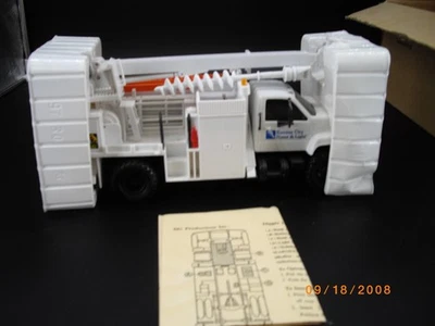 🌟 NIB COIN BANK GMC TOPKICK BUCKET UTILITY KC POWER & LIGHT DG PROD MJ5 - Image 1 of 2