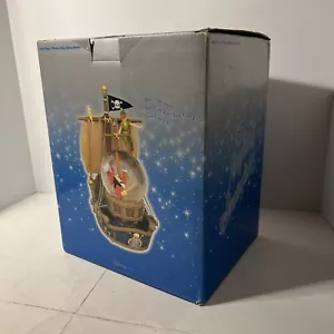 Disney Peter Pan’s Pirate Ship Showdown Hook SnowGlobe con scatola funziona Snow Globe - Foto 1 di 11