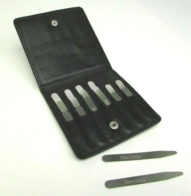 18 NEIMAN MARCUS Latón Camisa Cuello Estancias en Cuero Negro Porta Billetera NUEVO Foto 1 de 4