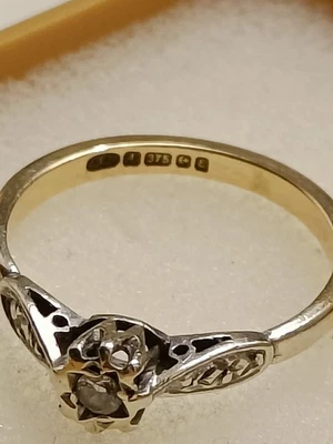 Anillo de oro y diamantes de 9 quilates Foto 1 de 4