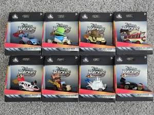 2025 Disney Parks Racers Komplettsatz 8 Stück! 1:64 Die-Cast Cars | Mickey, Stitch - Bild 1 von 9