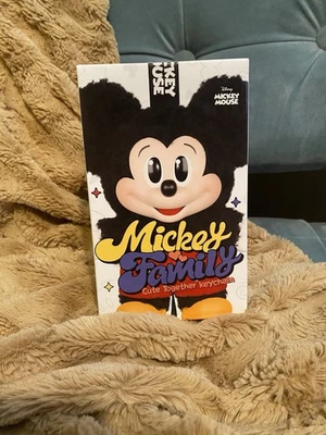 Autêntico Pop MART Mickey Family Cute Together Chaveiro Série Caixa Cega Selada - Imagem 1 de 3