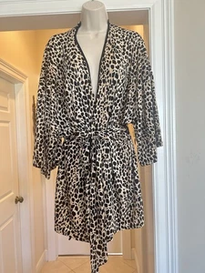 Bata Lila + Londres Estampado Animal XXL Increíblemente Suave Nueva Estado - Imagen 1 de 4