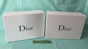 2 Dior Geschenkboxen Pebble Texture weiß mit Band und Karten schwarzer Schriftzug - Bild 1 von 12