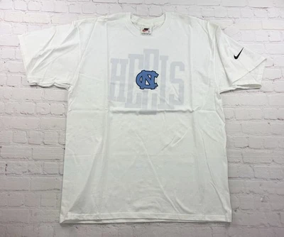 NUEVO/Antiguo Stock Vintage Años 90 Equipo Nike UNC Tacones Alquitranados Swoosh Logo Camiseta - L Foto 1 de 4