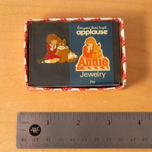 1982 Annie Sandy Applause Pin / ANNIE - SPECIAL Little Orphan VINTAGE COLLECTION - Bild 1 von 3