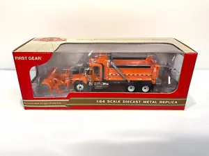 Minnesota D.O.T. Camion con cassone ribaltabile e aratro Mack Granite scala 1/64 DCP prima marcia - Foto 1 di 9