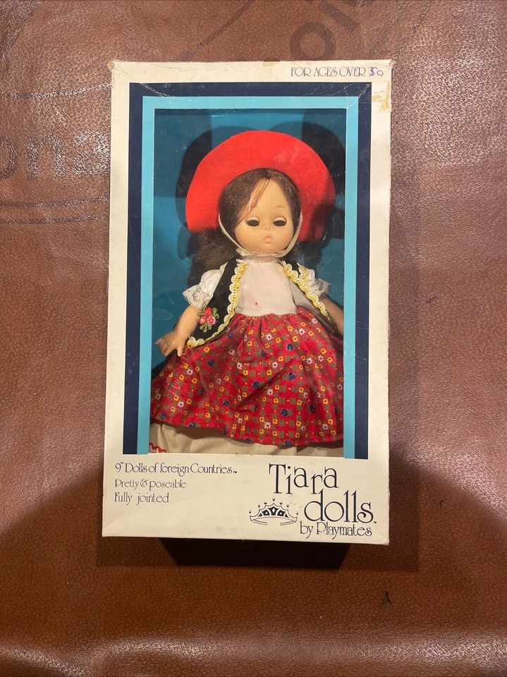 Vintage Tiara 9" NIB Pretty & Poseable Doll of Foreign Countries Foto 1 de 2