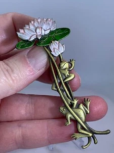 Frogs Crawling on Lily Pad JJ Vintage Gold Brooch Pin M-3581 - Picture 1 of 4