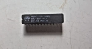 Cypress Semiconductor PALCE22V10-10DMB 142MHz 5V 24-Pin - Foto 1 di 3