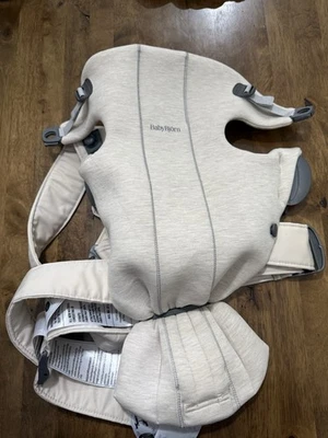 BabyBjörn Baby Bjorn Carrier Mini 3D Jersey Beige Claro Recién Nacido a 12 Meses Foto 1 de 2