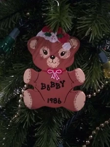 1986 Adorno del árbol de Navidad "Bobby" sobre un fondo de oso de peluche - 3 1/2 "de altura - Imagen 1 de 3
