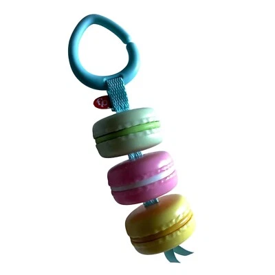 Juguete mordedor de bebé con clip temático de macaron Fisher-Price multicolor sonajero suave Foto 1 de 4