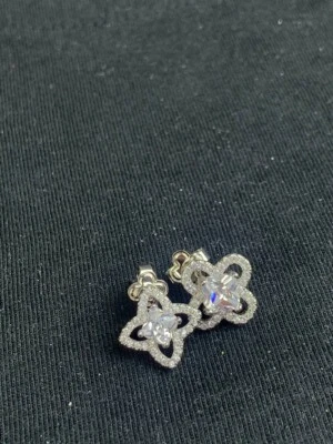 Louis Vuitton Sterling Silver LV Logo CZ Flower Stud Earrings - Imagem 1 de 4