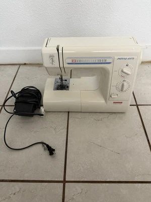 Janome S-3015 Working Sewing Machine With Cover. With Pedal , No Power cord (C) - Image 1 of 4