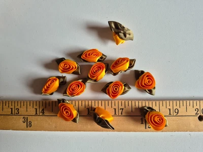 ROSETAS CINTA SATINADA CURRY SOBRE VERDE 1 1/4 PULGADAS 12 PIEZAS Foto 1 de 2