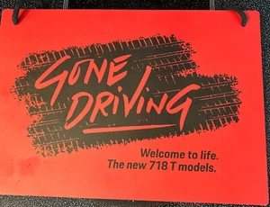 Showroom laminado Porsche "Gone Driving" modelos 12"x 9" 718 T - Imagen 1 de 3