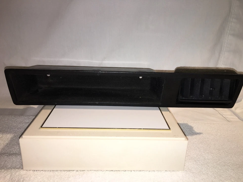 Ford Escort 1984 panel de instrumentos compartimento de almacenamiento Foto 1 de 1