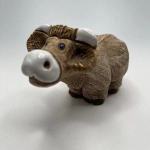 Statuina vintage Artesania Rinconada mucca toro occhi azzurri intagliata firmata - Foto 1 di 6