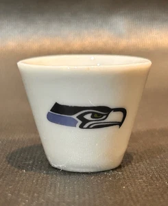NFL Seattle Seahawks 2007 logotipo de vidrio de tiro coleccionable 1,5" de alto x 1,5" de ancho - Imagen 1 de 2