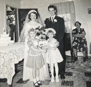 1953 Wedding Day Bride Groom Little Girls Confetti Cake Original Photo P21i26 - Picture 1 of 20