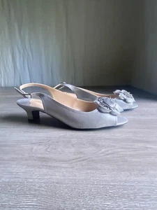 NWOT J. Renee Kitten Heel Sandals Sz 10M Slingback Peep Toe Flower Silver Party - Picture 1 of 13
