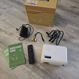 Mini Video Projektor Native 1080p LED Lichter, getestet funktioniert - Bild 1 von 5