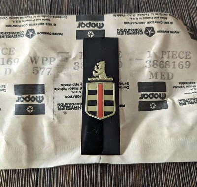 Dodge Aspen 1976 1977 parrilla medallón calcomanía nuevo de stock MoPar 3868169 Foto 1 de 2