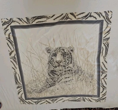 Bufanda cuadrada de seda Escada 35 pulgadas beige gris estampado animal Foto 1 de 4