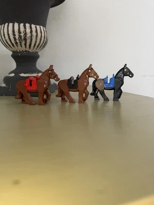 Tres caballos Lego con sillas de montar todo en buen estado Foto 1 de 4