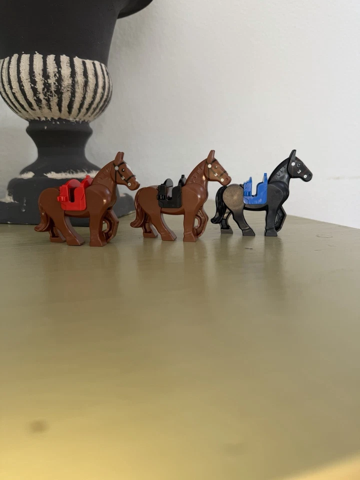Tres caballos Lego con sillas de montar todo en buen estado Foto 1 de 4
