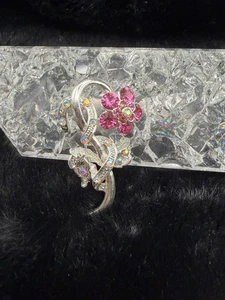 Broche vintage con lazo de flores de diamantes de imitación rosa intenso aurora boreal tono plateado - Imagen 1 de 4