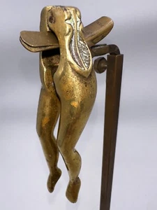 Curiosa casse noix en bronze " jambes " N° 1 - Picture 1 of 14