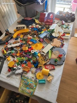 Lot vrac playmobil Avec personnages environ 4 kg - Photo 1/4