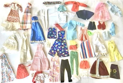 Lote Ropa Muñeca Barbie y Otros Ropa Niña Surtida TLC 1970s Foto 1 de 4