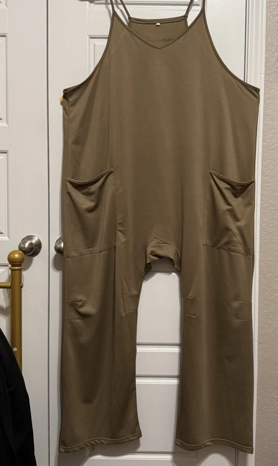 Mono mameluco XXL para mujer color topo de gran tamaño con correa de espagueti con bolsillos Foto 1 de 4