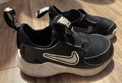 Zapatos Nike Flex Runner negros/blancos para niños pequeños talla 8C usados sin rasgaduras Foto 1 de 3