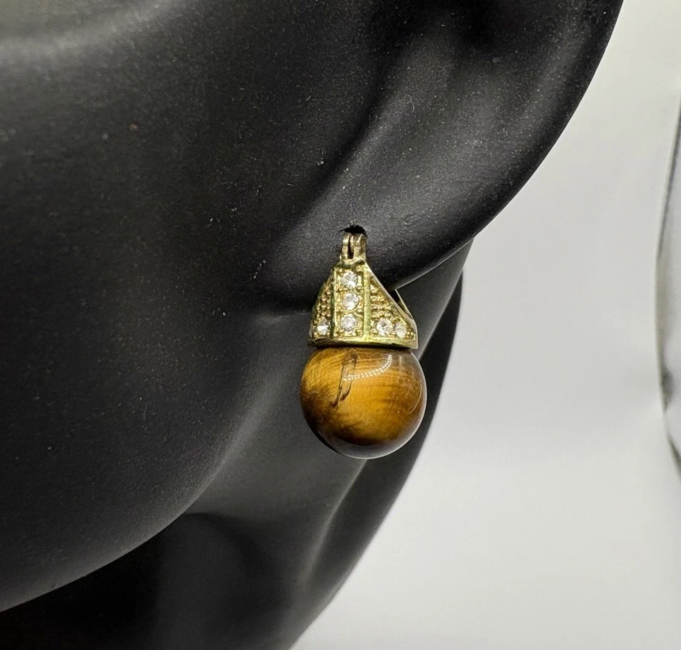 Pendientes Huggie de piedras preciosas ojo de tigre tono dorado estrás Foto 1 de 3