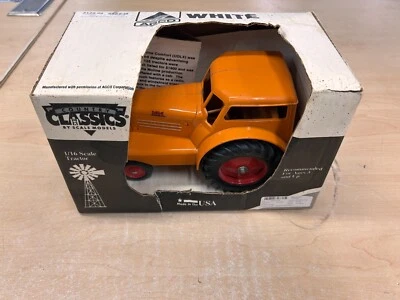 Country Classics 1/16 Scale Tractor NIB Minneapolis Moline UDLX Tractor 1938 - Image 1 of 4