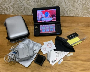 Una Nintendo 3 DS XL con funda y cable de carga a juego y un juego de Zelda - Imagen 1 de 13